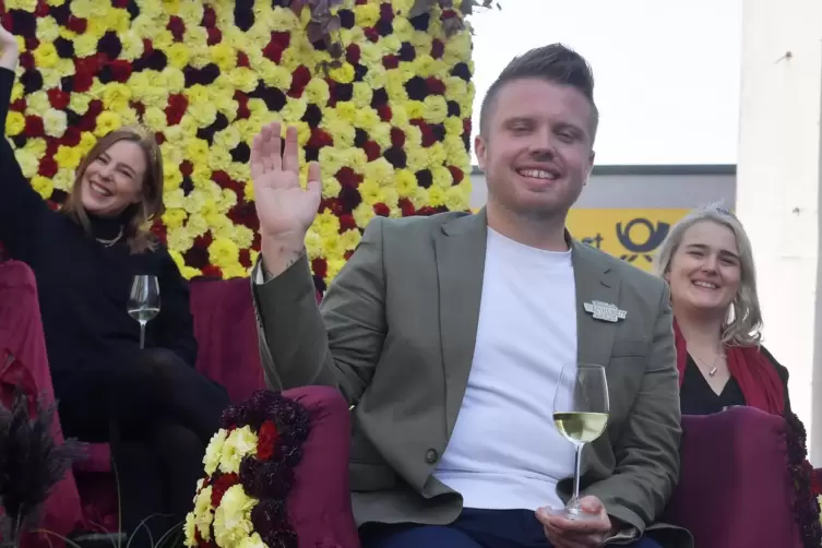 Grüßte beim Winzerfestumzug gemeinsam mit Weinkönigin Denise Stripf (links) und Lara Karr vom Festwagen: Manuel Reuther. 