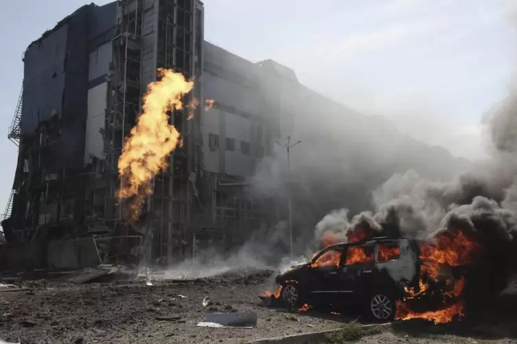 Tag und Nacht prasseln Bomben auf die ostukrainische Stadt Charkiw. 160.000 Menschen haben bereits ihr Heim verloren.