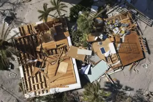 Manasota Key, USA: Ein Haus, das von seinem Fundament gefegt wurde, nach dem Durchzug von Hurrikan »Milton«.