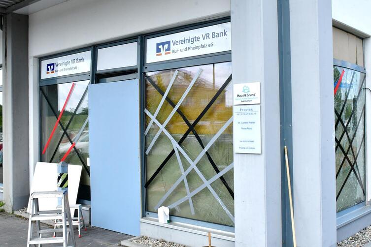 Die Sprengung dieses Automaten-Standorts in Bad Dürkheim soll auf das Konto der jetzt festgenommenen Tatverdächtigen gehen. 