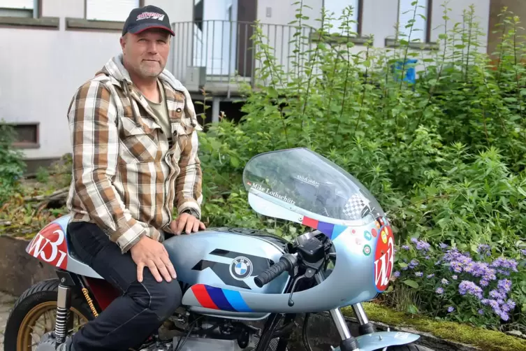 Mike Lothschütz aus Breitenbach wurde Deutscher Meister bei der DM der Historischen Motorradmeisterschaft im Bild mit seiner BMW