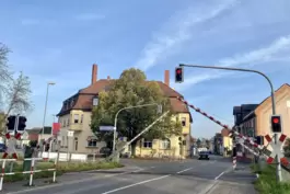 Um den Bahnverkehr nicht durch Rückstaus auszubremsen, soll um den Flomersheimer Bahnübergang ein temporäres Halteverbot verhäng