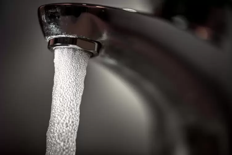 Weil heißes Wasser aus dem Hahn lief, löste die darüber hängende Brandmeldeanlage aus. 