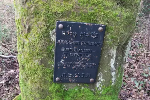 An den Friedhof erinnert ein Gedenkstein, der 1992 aufgestellt wurde. 