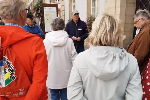 Gerd Kuhn beginnt seine Führung vor dem Rathaus. Sie wird zwei Stunden später in der Sporthalle West enden. 