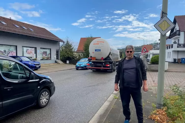 Anwohner Hartmut Czepluch hatte sich über die Verkehrs- und Lärmbelastung beschwert und die Sanierung der Kaiserstraße gefordert