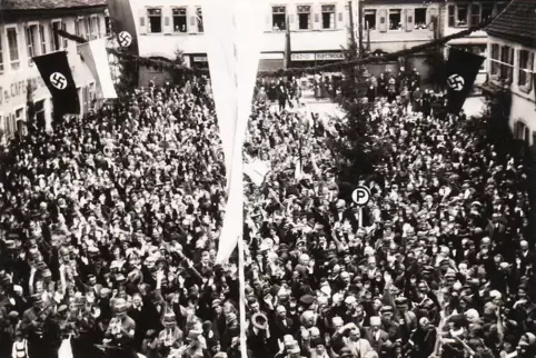 Massenkundgebung am 1. Mai 1933 auf dem Schaf- beziehungsweise Hindenburg-Platz, anlässlich der Übertragung einer Rede von Reich