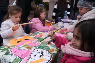 Es wird für Halloween gemalt und gebastelt.