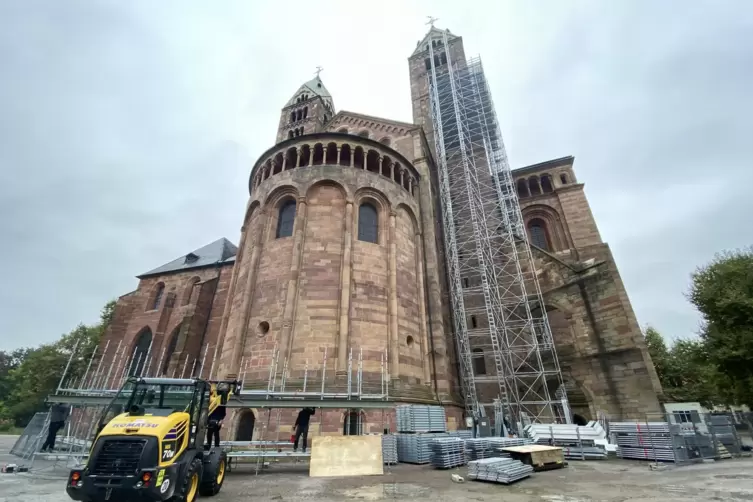 Dom: Der Gerüstbau am Nordostturm und an der Apsis ist fortgeschritten. 