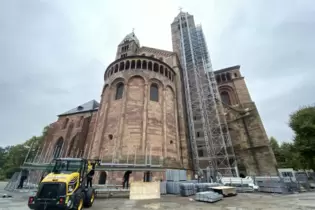 Dom: Der Gerüstbau am Nordostturm und an der Apsis ist fortgeschritten.