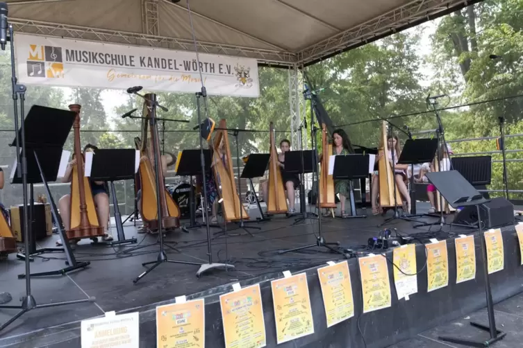 „Airleben“ beim Sommerfest 2023 in Kandel auf der Bühne am Schwanenweiher. 