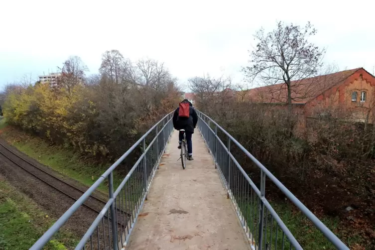 Die Brücke wird durch eine breitere ersetzt.