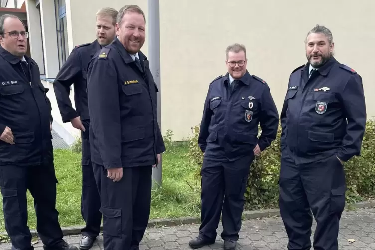 Den Brand- undKatastrophenschutzinspekteur des Kreises, Mike Schönlaub (Mitte), soll in Kürze ein Hauptamtlicher ablösen. 