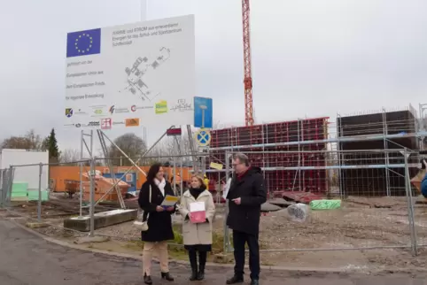 Am Schul- und Sportzentrum, das hier von Bürgermeisterin Ilona Volk, Klimaschutz- und Energie-Ministerin Katrin Eder und Landrat