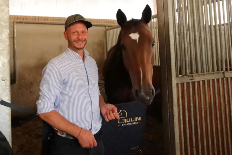 Pferdewirtschaftsmeister und Trainer Fabiano Alexandre Meyer-Giulini mit einem seiner tierischen Schützlinge.