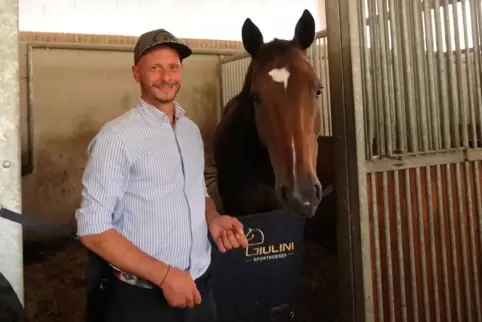 Pferdewirtschaftsmeister und Trainer Fabiano Alexandre Meyer-Giulini mit einem seiner tierischen Schützlinge.