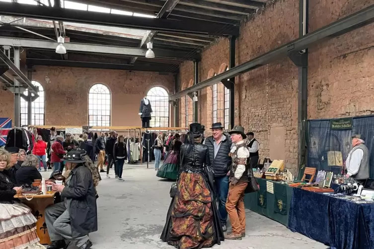 Blick in die Große Werkstatt des Bergwerks Reden, wo voriges Jahr die Premiere des Steampunk-Festes stattfand. 