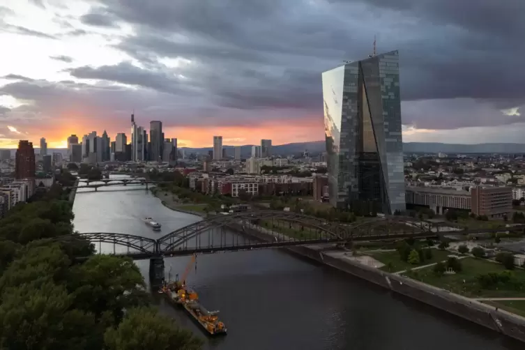 Die Frankfurter Innenstadt mit der EZB rechts im Vordergrund: Wirtschaftsforscher werfen der Notenbank vor, zu zögerlich gegen d