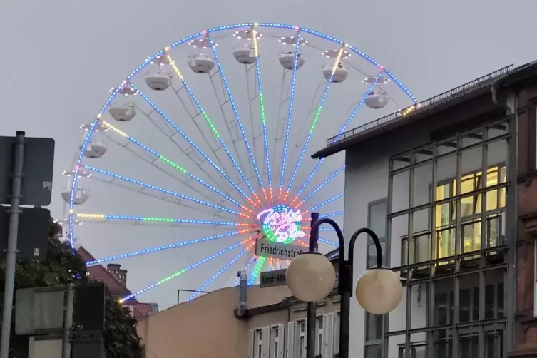 Neuer Hingucker in der Innenstadt: das Riesenrad in den Abendstunden. 