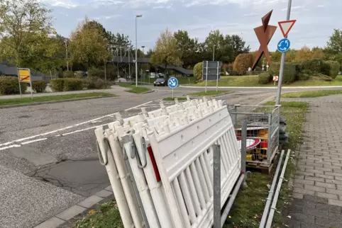 Die Zufahrt zum Kreisel im PRE-Park über die Europaallee ist während der Erneuerung des Asphalts nicht möglich.