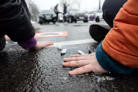 Stillstand im Verkehr: Klimaaktivisten kleben sich auf eine Straße. 