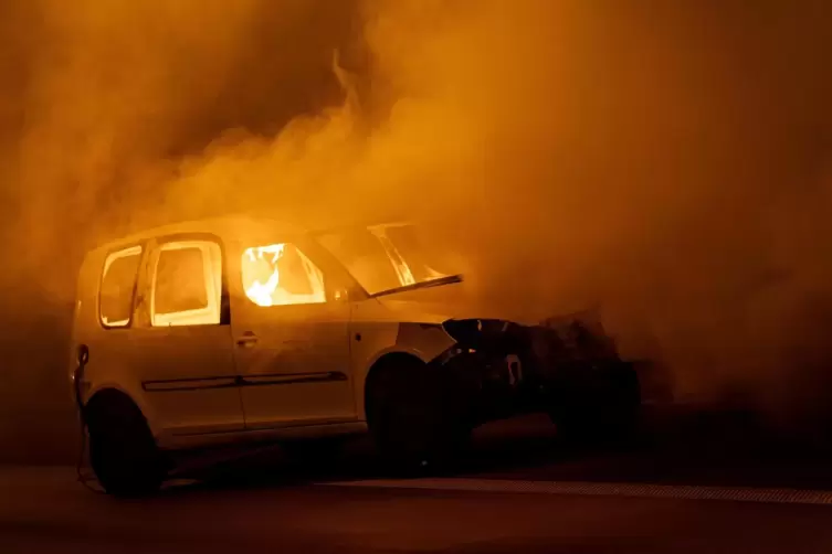 Die Polizei geht davon aus, dass das Auto infolge eines technischen Defekts in Brand geriet. 