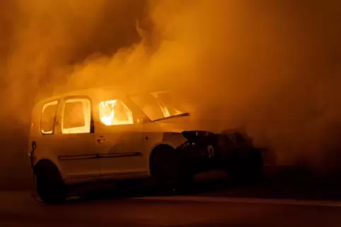 Die Polizei geht davon aus, dass das Auto infolge eines technischen Defekts in Brand geriet. 