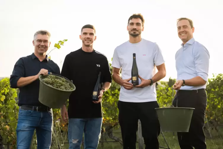 Philipp Kuhn, Robin Gosens, Mats Hummels und Hans Oliver Spanier (von links nach rechts) präsentieren ihren Wein „Herbstmeister“