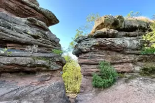 Da muss man durch: Der Schusterpfad führt am Ende durch diesen kleinen Sandstein-Canyon.