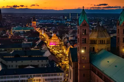 Speyerer Dom mit Weihnachtsmarkt von oben