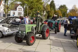 Alte Traktoren und automobile Schmuckstücke: Die Oldtimer-Ausstellung gehört zum Herbstmarkt dazu.