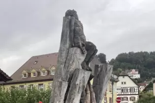 Stephan Müllers Skulptur »Machtwechsel« versinnbildlicht Veränderungen im Wandel der Zeiten. Sie liegt nun im Bauhof.