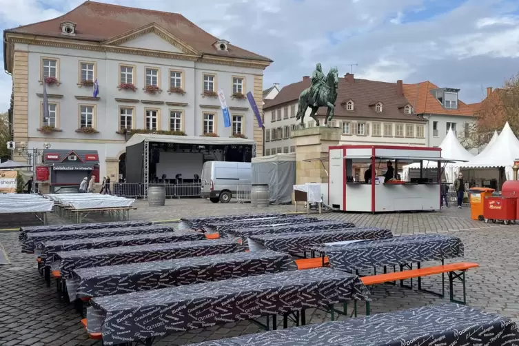 Der Aufbau ist so gut wie abgeschlossen, es gibt auch schon was zu essen und zu trinken. 