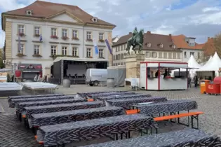 Der Aufbau ist so gut wie abgeschlossen, es gibt auch schon was zu essen und zu trinken.