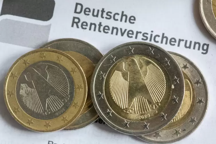 Wer seine Rente aus der gesetzlichen Rentenversicherung bezieht, muss rechtzeitig einen entsprechenden Antrag bei der Deutschen 