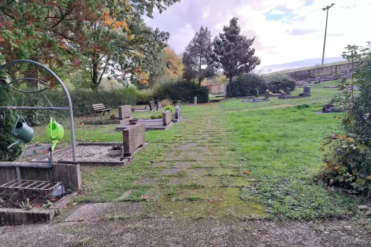 Auf dem Friedhof in Blaubach sind die Waschbetonplatten inzwischen an vielen Stellen mit Gras überwuchert und wackelig. Nun soll