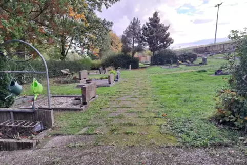 Auf dem Friedhof in Blaubach sind die Waschbetonplatten inzwischen an vielen Stellen mit Gras überwuchert und wackelig. Nun soll