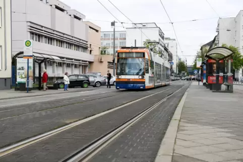 Zu dem genauen Ablauf der Beinahe-Kollision machen der Autofahrer und die Straßenbahnfahrerin unterschiedliche Angaben.