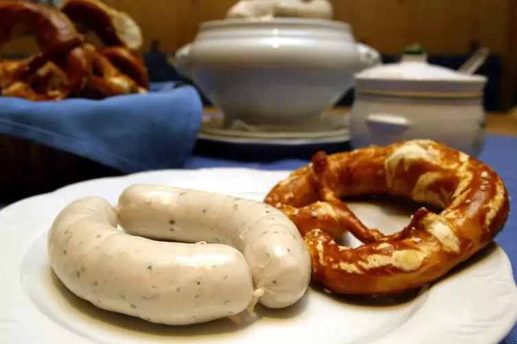 Weißwurst mit Brezel und Geselligkeit: Das gibt es im Sommer und Herbst jeden dritten Sonntag im Monat im Heßheimer Sängerheim. 