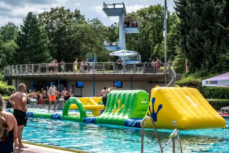 Viel Zuspruch fand in diesem Jahr die Wasser-Hüpfburg, die an den Spielnachmittagen aufgebaut wurde.