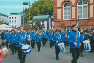 Der Fanfaren- und Spielmannszug Niedersimten 2004 trägt blau-schwarze Uniform zu Auftritten. Die Aufnahme stammt aus dem Jahr 20