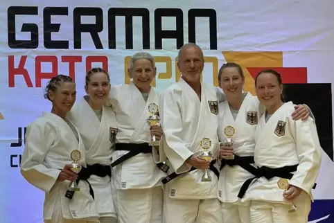 Erfolgreiche Judokas: Helene und Birgit Weinmann, Elke und Ulrich Bröckel und Hanna Eblink und Gunhild Thomsen. 