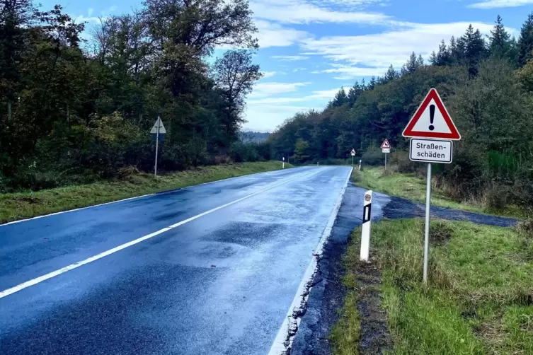 Auf der L404 wird gleich hinter der Einmündung vor größeren Schäden gewarnt.