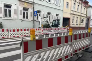 Auch der Zebrastreifen kurz nach der Einmündung zur Friedrichstraße ist abgesperrt.