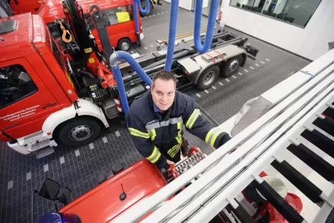 Wehrleiter Andreas Leingang in der Fahrzeughalle des Rülzheimer Feuerwehrgerätehauses.