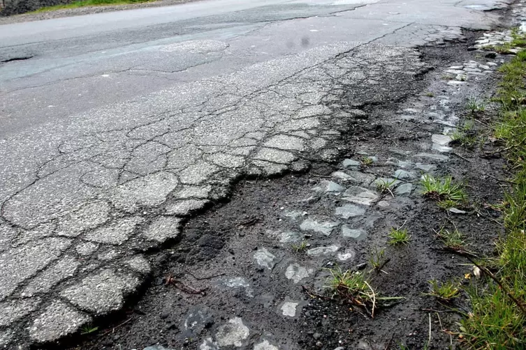 Kein seltenes Bild in Pfälzer KOmmunen: Auch die Straßeninfrastruktur leidet unter dem Geldmangel.