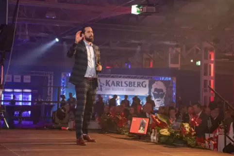 Karlsberg-Chef Christian Weber, hier bei einem Bockbieranstich am früheren Veranstaltungsort in der Halle des Baubetriebshofs.