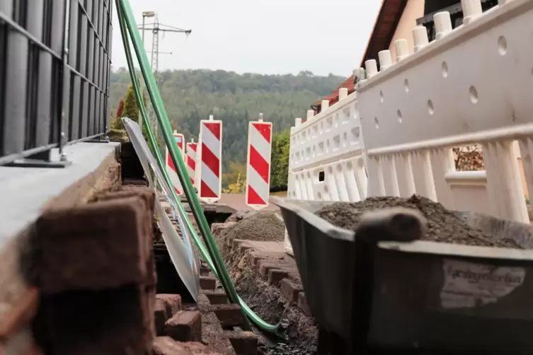 Es gibt Beschwerden über schlechten Arbeitsbedingungen für die Beschäftigten bei der Glasfaserverlegung in Neuleiningen. 