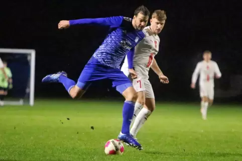 „Bepas“-Spielertrainer David Becker (links) im Zweikampf mit Schönenbergs Niklas Buhles.