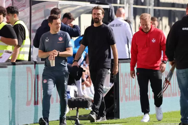 FCK-Geschäftsführer Thomas Hengen (Mitte) zweifelt nicht an Cheftrainer Markus Anfang (rechts) und dessen Assistenten Florian Ju